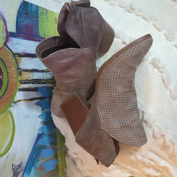 Fergulicious SZ 9.5 Bonus Suede Heeled Booties, Brown Almond - Back Zip - Picture 10 of 10